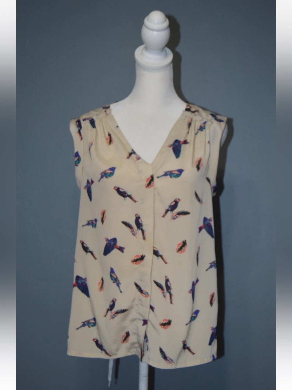 H&M Sz US2 Beige Printed Sleeveless Button Front Top
